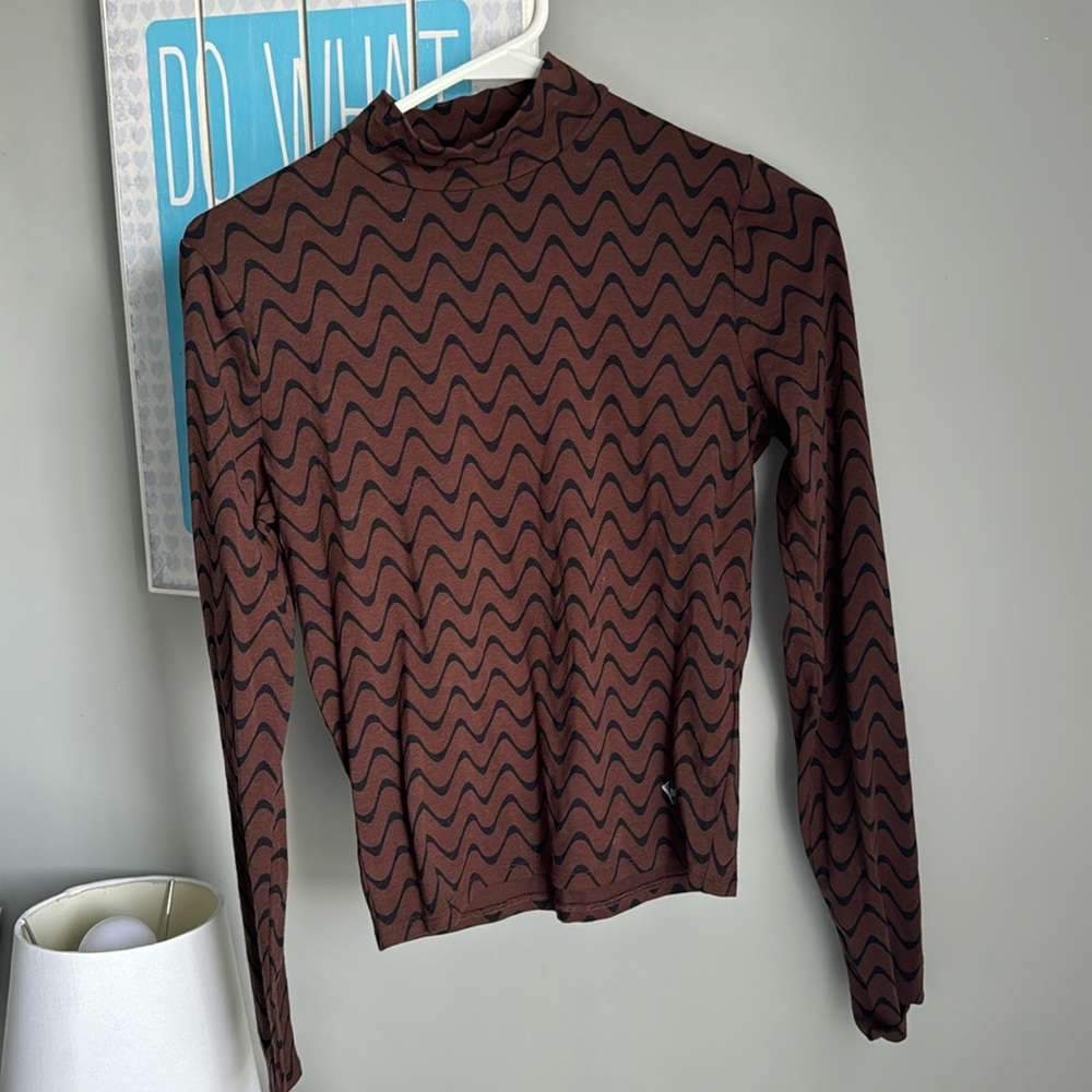 Brown and black patterned cropped turtle neck